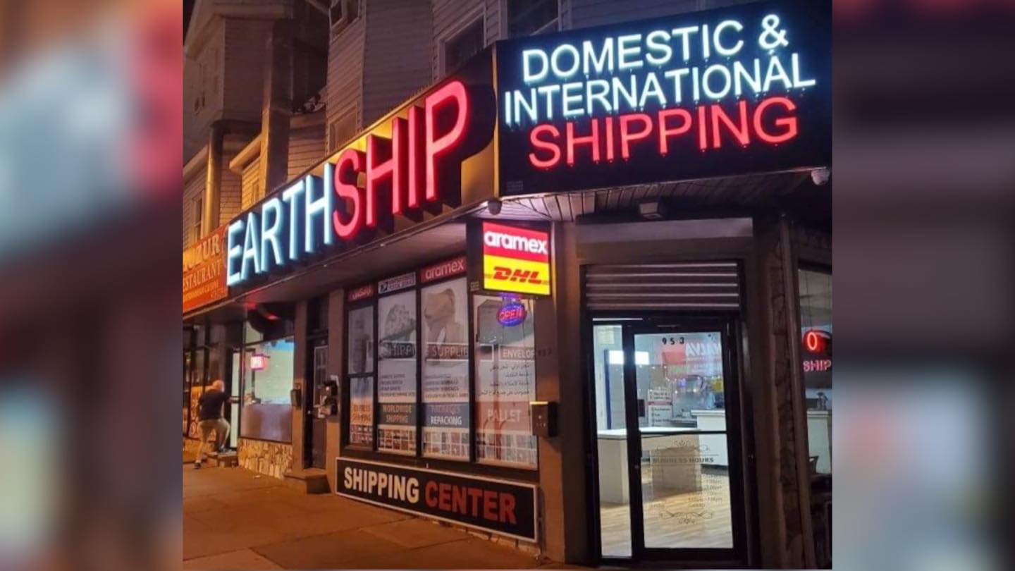 EARTHSHIP SHIPPING CENTER logo