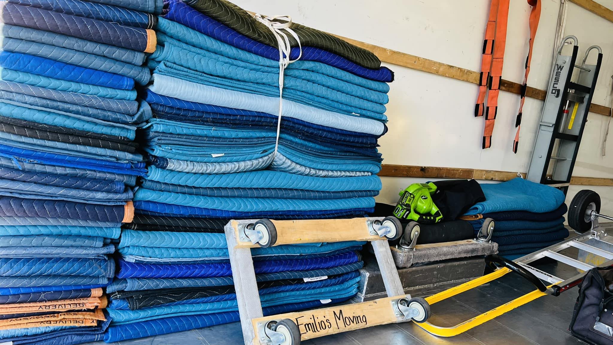 Emilio's Moving logo