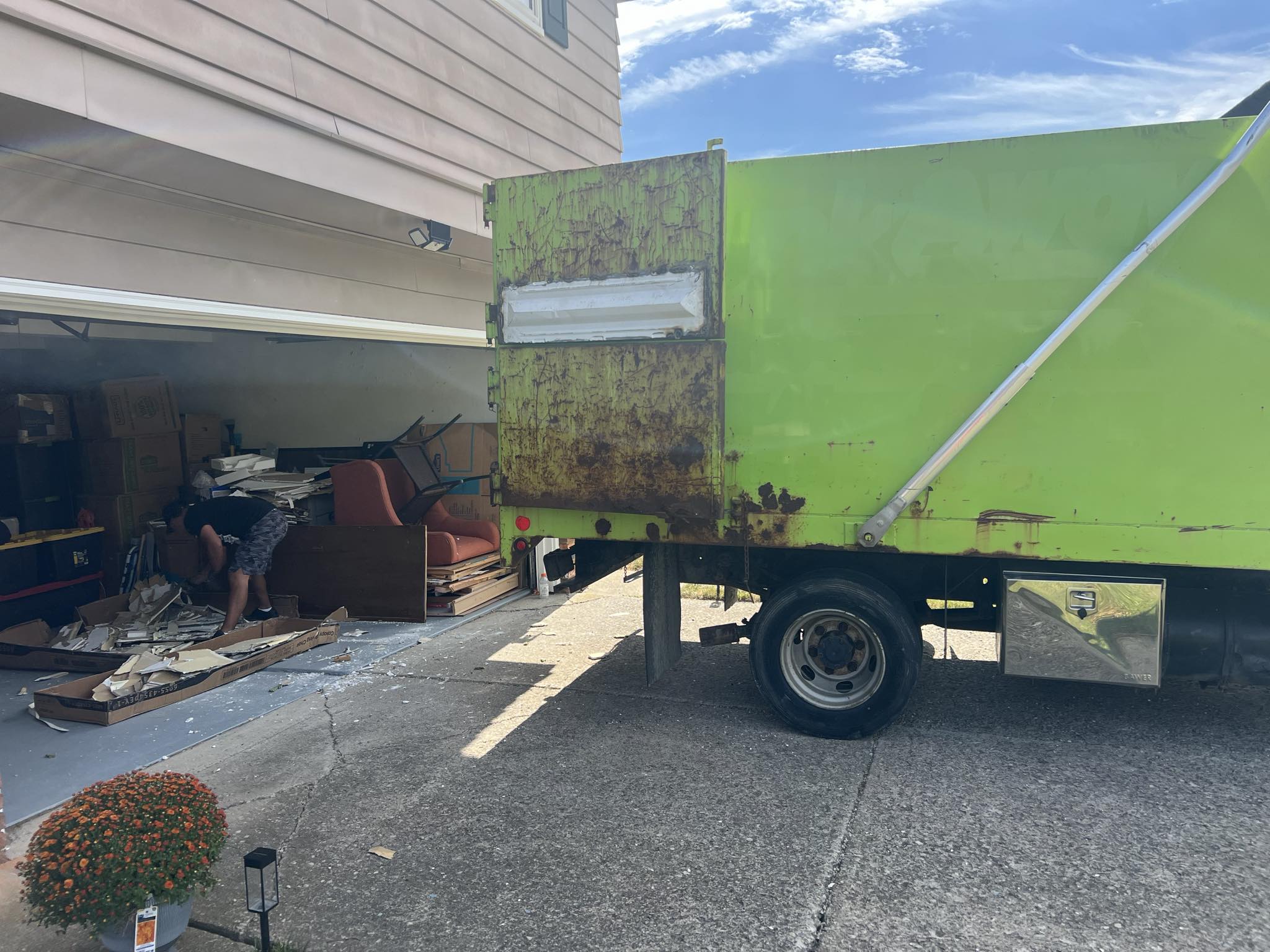 Fast Junk And Moving logo