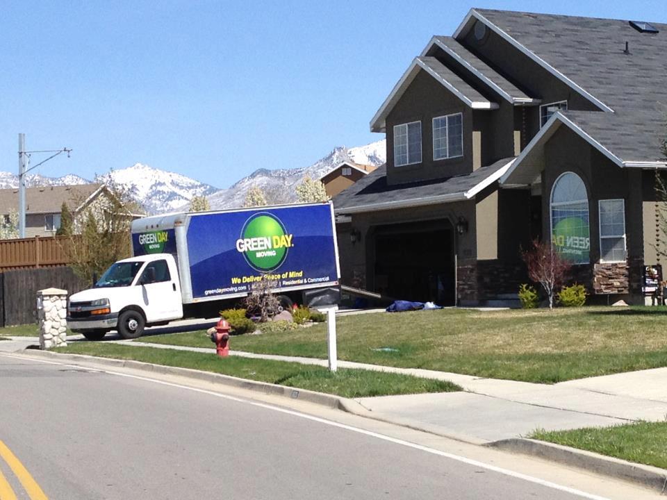 Green Day Moving logo