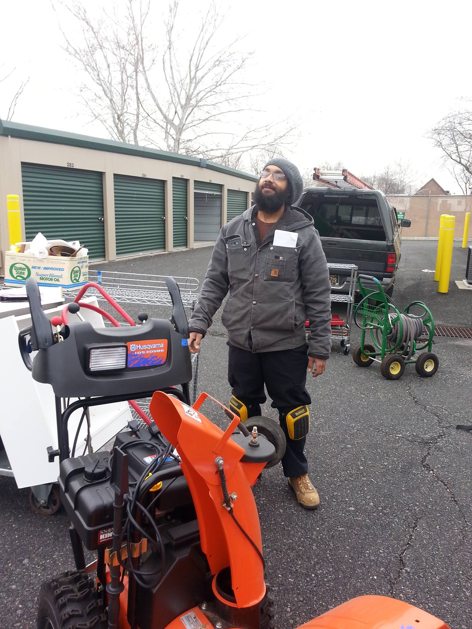 Helping Hands Movers logo