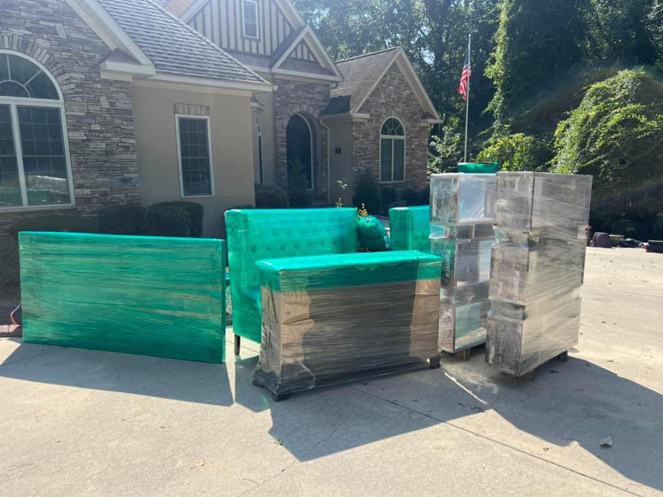 Hustle and Muscle Moving logo