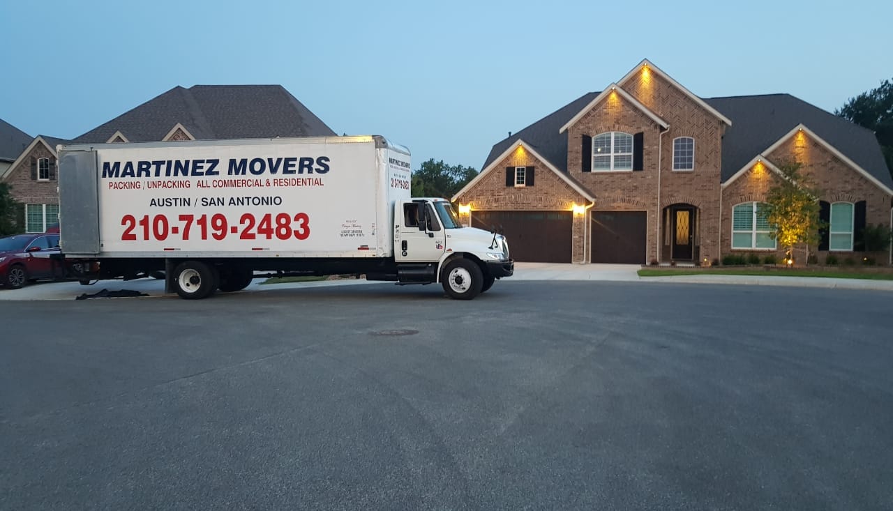 Martinez Movers LLC logo