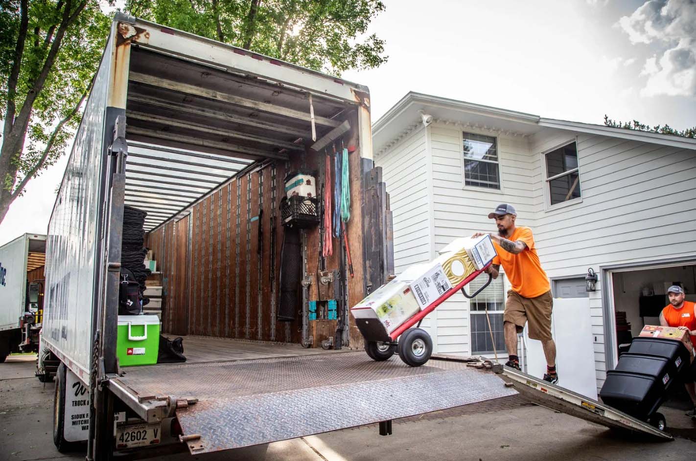 Movin On Out Inc - Mover, Relocation - Sioux Falls SD logo