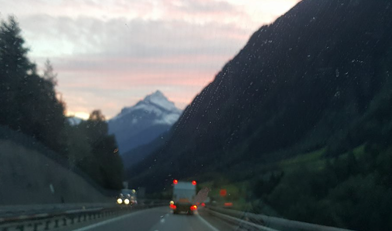 Mr Shifta Man And Van Service logo