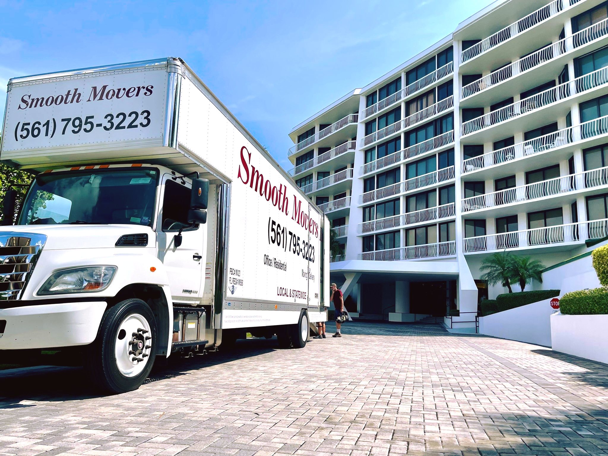 Smooth Movers Inc. logo