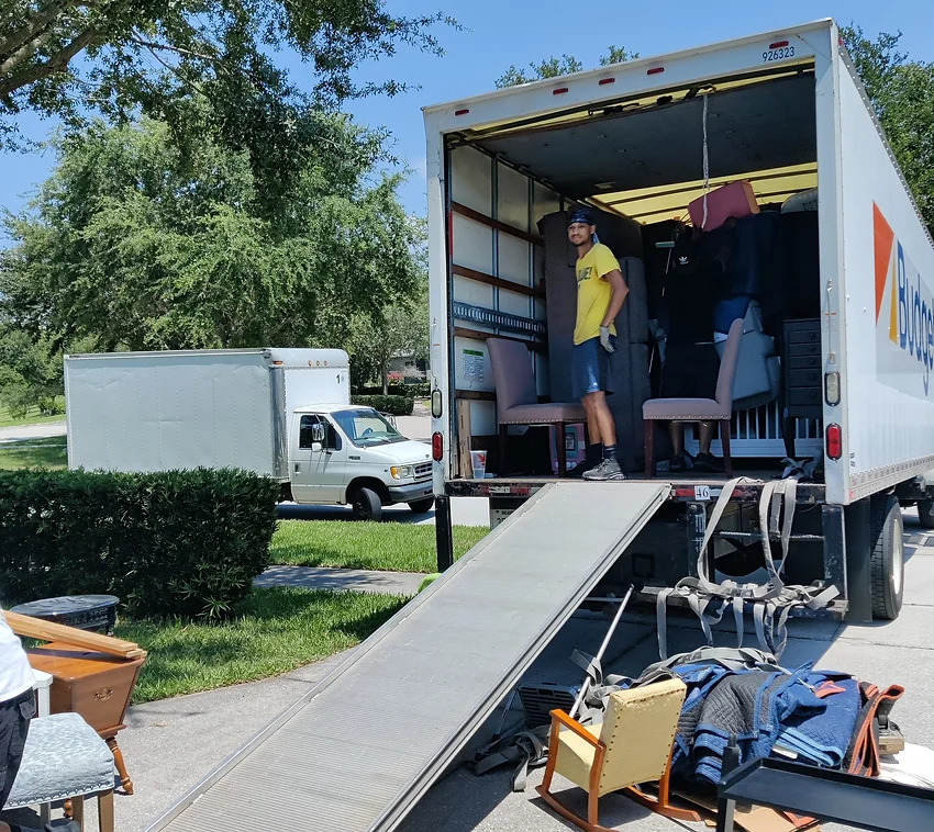 Straight Paths Moving logo