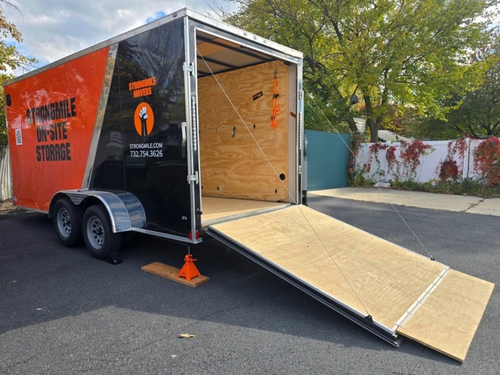 STRONGMILE MOVERS logo