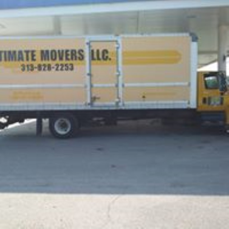 Ultimate Movers logo