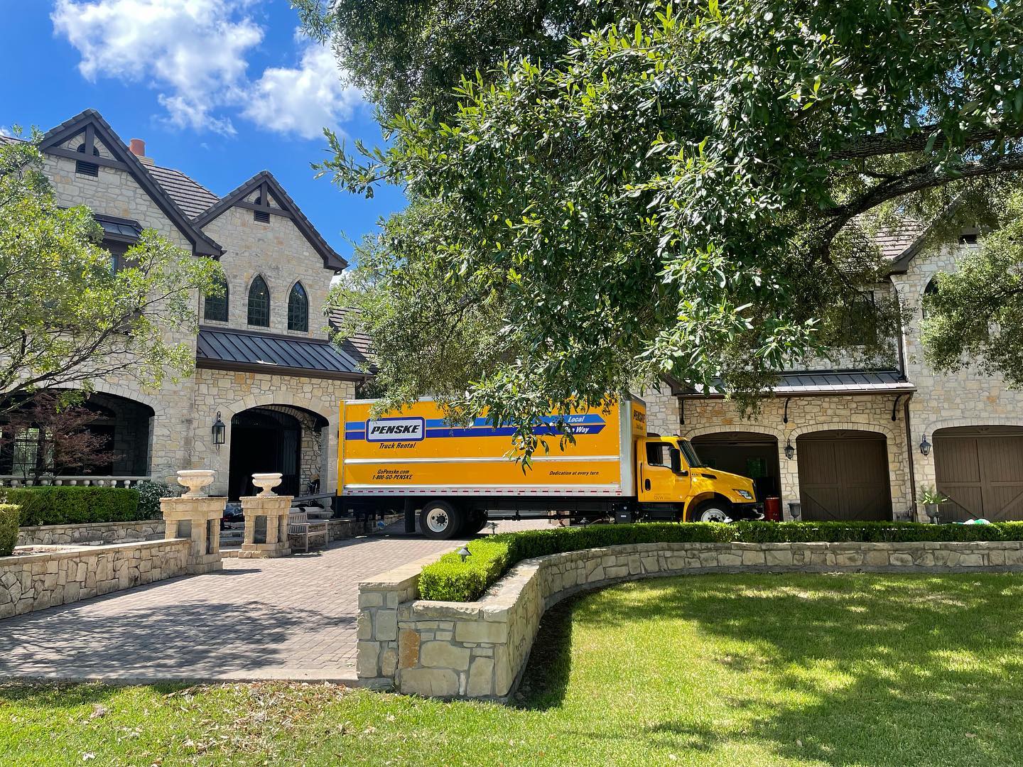 Yeah That Movers logo